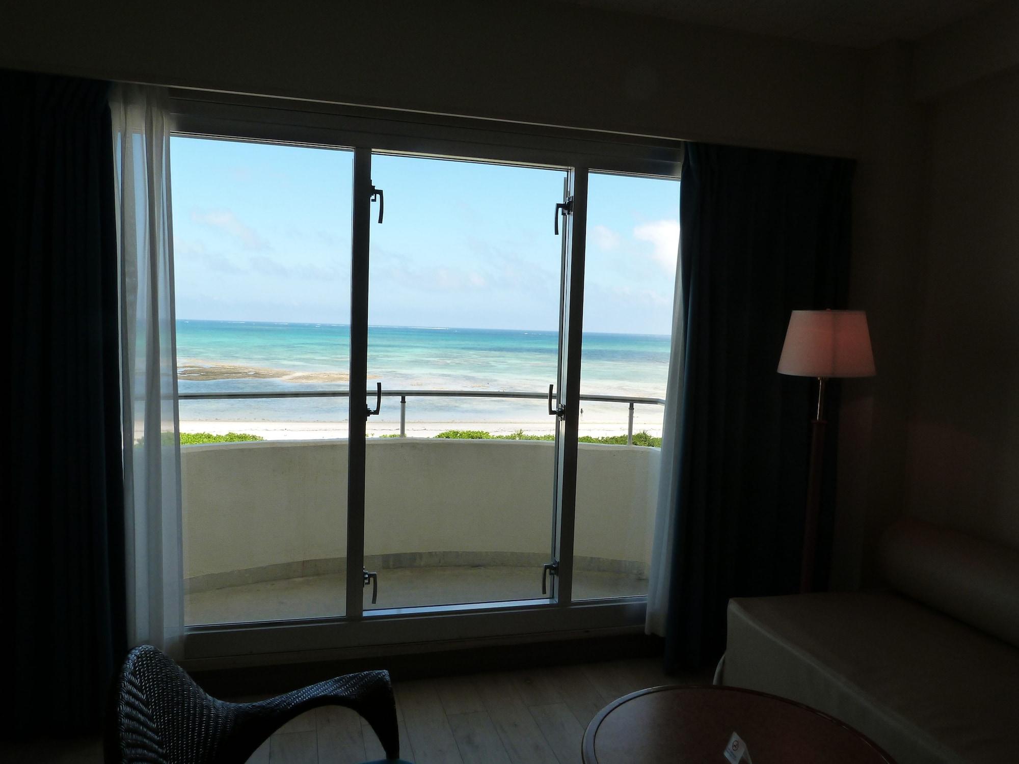 En Resort Kumejima Eef Beach Hotel Exterior foto